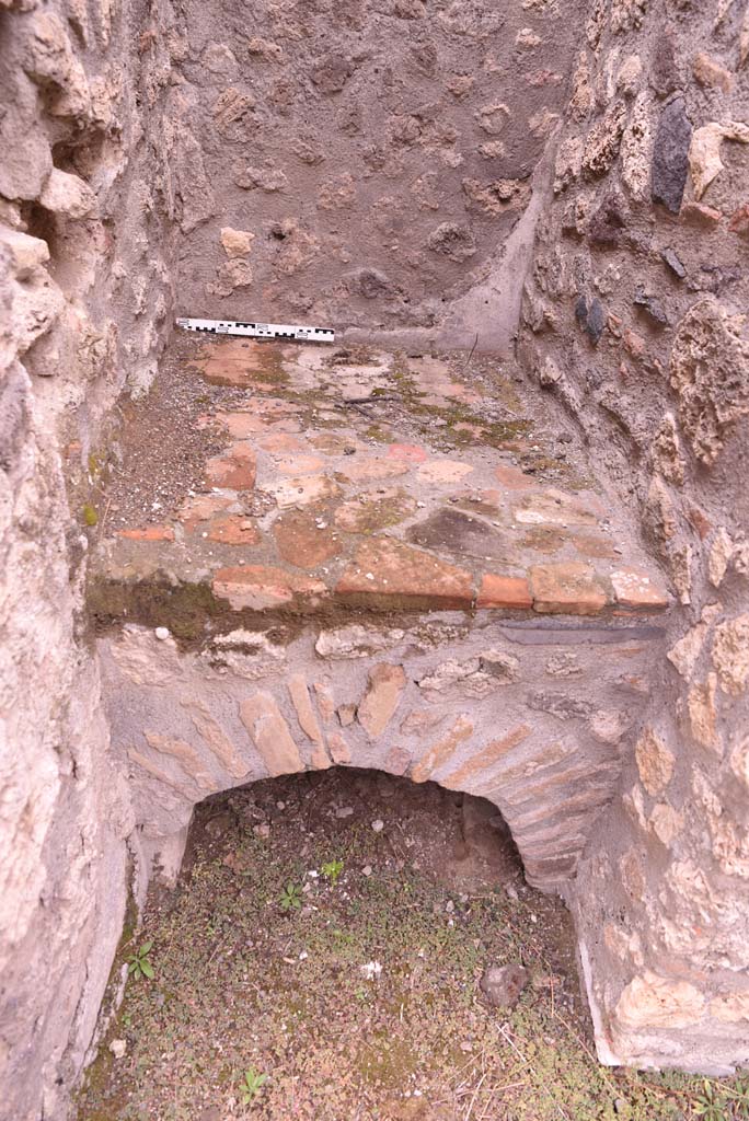 I.4.4 Pompeii. October 2019. Detail of hearth in north-west corner of rear room.
Foto Tobias Busen, ERC Grant 681269 D�COR.
