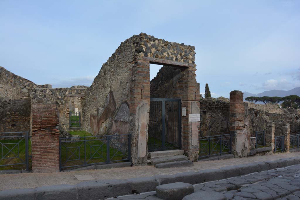 I.4.6 Pompeii. March 2018. Looking east on Via Stabiana towards entrance doorway on north side of I.4.5, in centre.
Foto Tobias Busen, ERC Grant 681269 D�COR.

