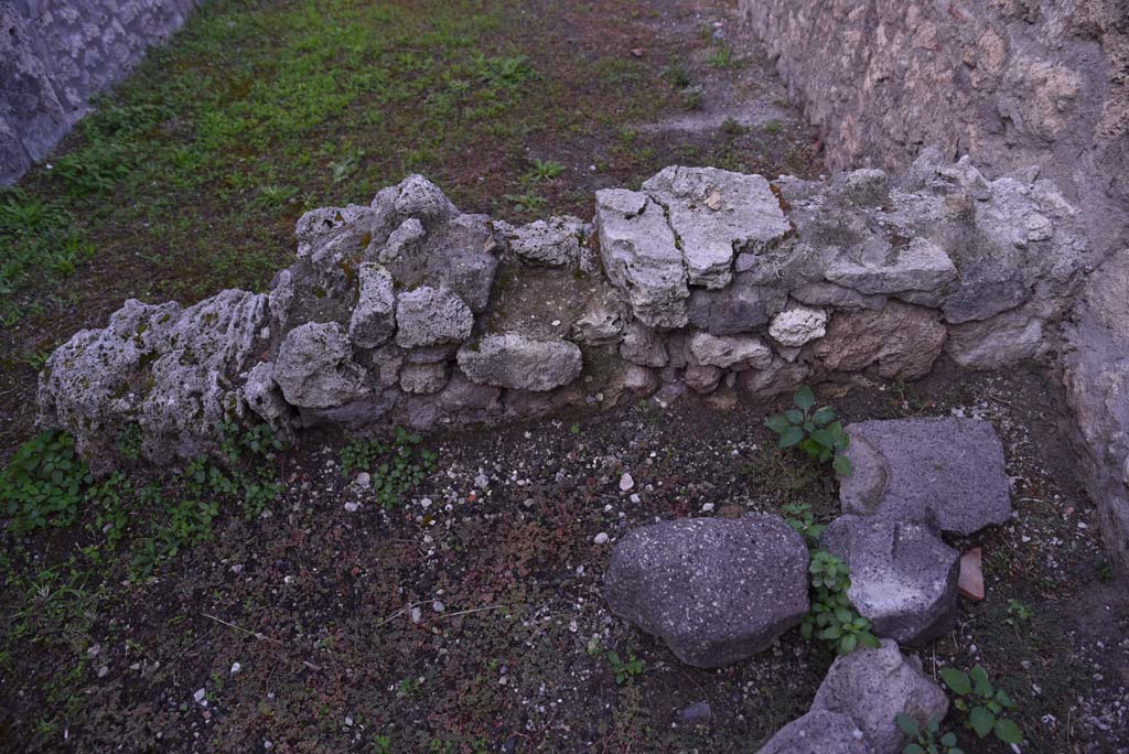 I.4.6 Pompeii. October 2019. Dividing west wall from rear room, (lower), into shop room (upper).
Foto Tobias Busen, ERC Grant 681269 D�COR.

