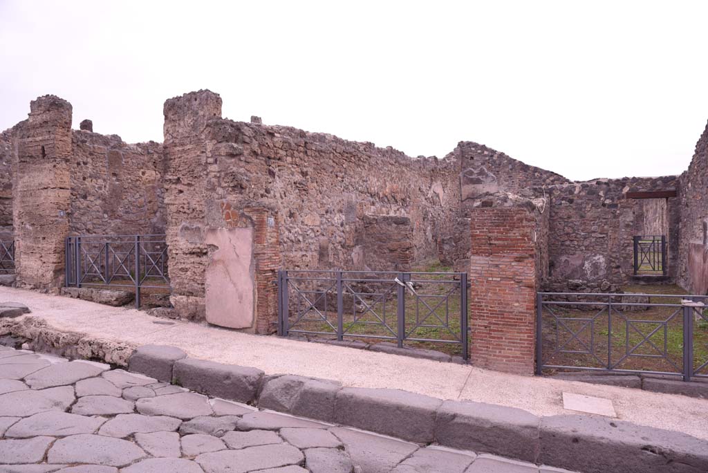 Via Stabiana, Pompeii. October 2019. Looking north-east towards entrance doorways, with I.4.7 in centre.   
Foto Tobias Busen, ERC Grant 681269 D�COR.
