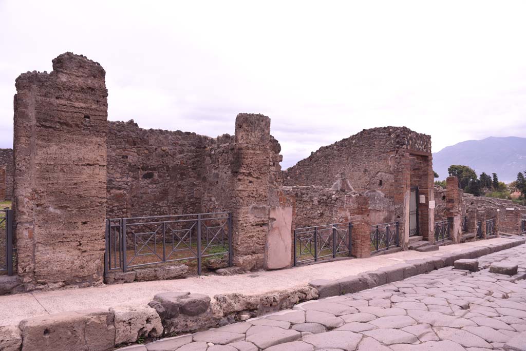 I.4.8, on left, towards I.4.1, on right, Pompeii. October 2019. Looking south-east on east side of Via Stabiana.    
Foto Tobias Busen, ERC Grant 681269 D�COR.

