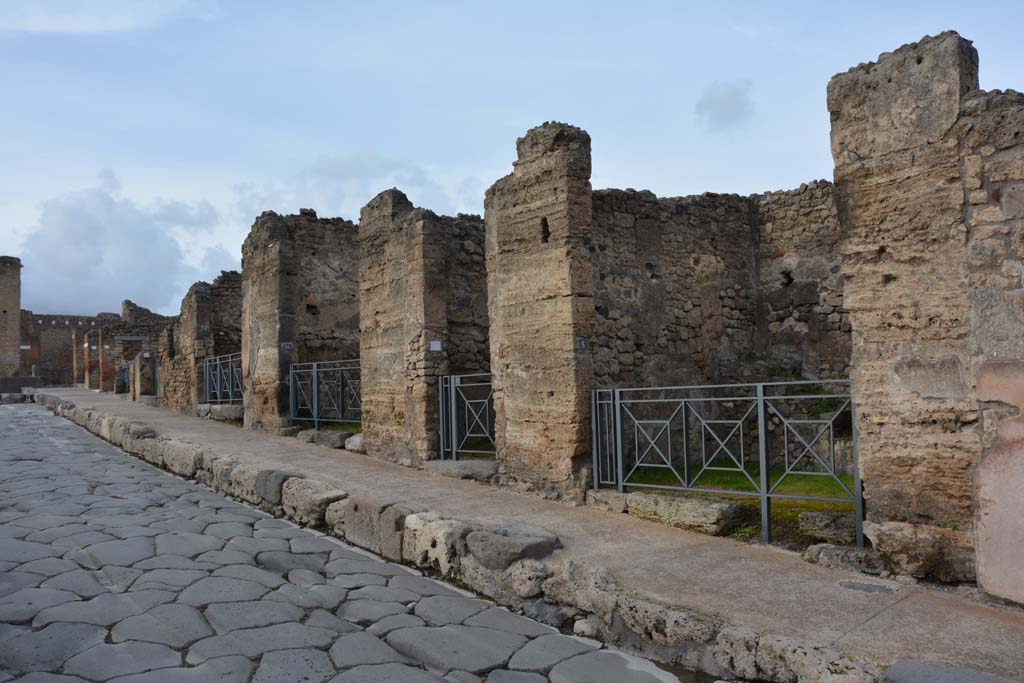 I.4.8, on right, Pompeii. March 2018. Looking north on east side of Via Stabiana from I.4.8 towards I.4.15, on left. 
Foto Tobias Busen, ERC Grant 681269 D�COR

