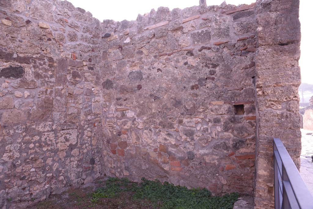 I.4.8 Pompeii. October 2019. South-east corner and south wall of shop-room.
Foto Tobias Busen, ERC Grant 681269 D�COR.

