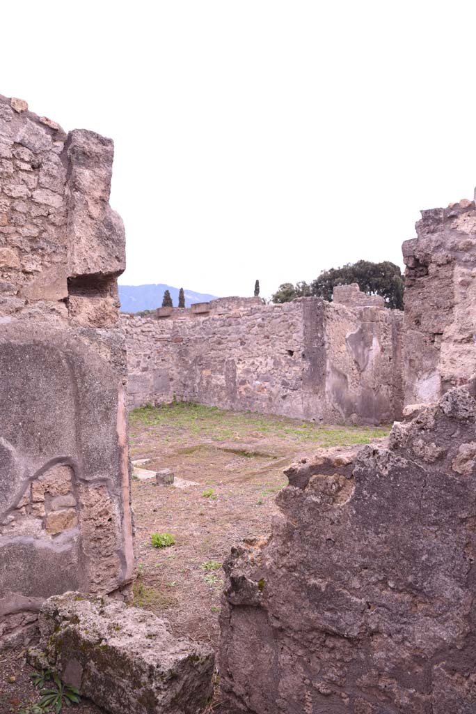 I.4.9 Pompeii. October 2019. Room f, west wall with doorway to ala, and south-west across atrium.
Foto Tobias Busen, ERC Grant 681269 D�COR.
