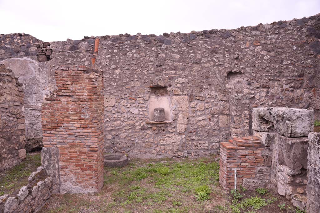 I.4.9 Pompeii. October 2019. Tablinum h. looking east into courtyard n, with niche in east wall.
Foto Tobias Busen, ERC Grant 681269 D�COR.
