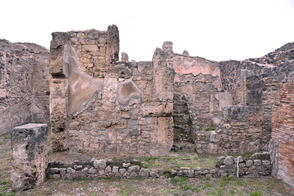 I.4.9 Pompeii. October 2019. Tablinum h, looking north across north wall, into corridor i, with steps to upper floor.
Foto Tobias Busen, ERC Grant 681269 D�COR.

