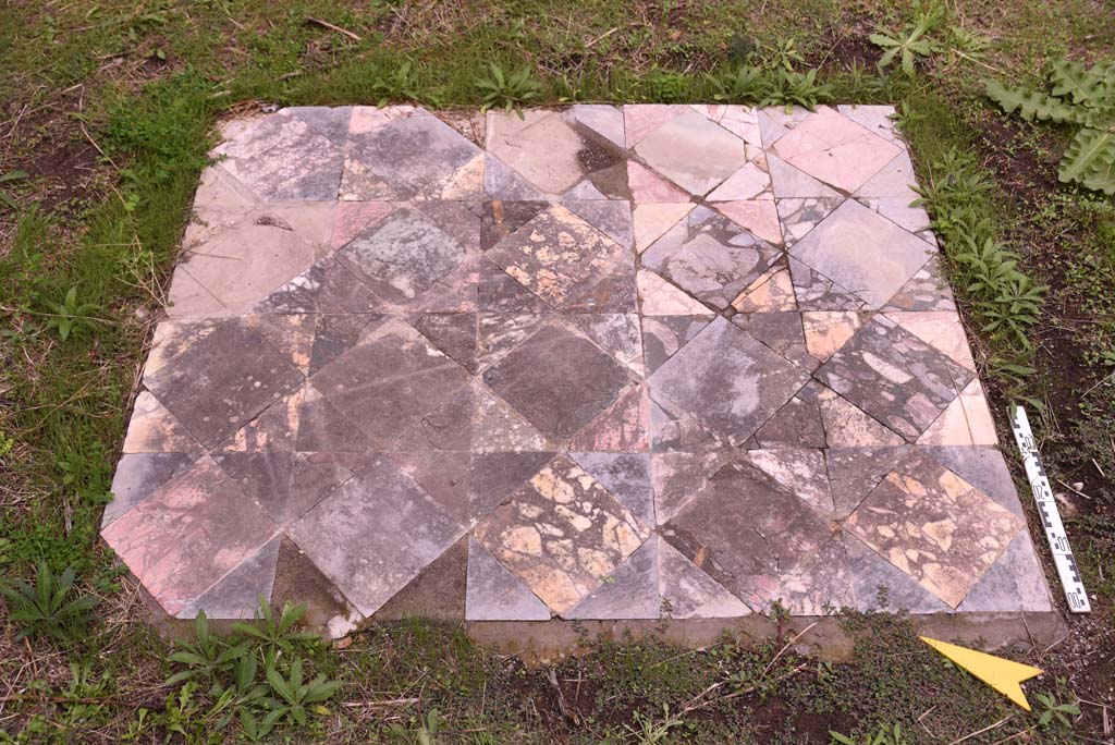 I.4.9 Pompeii. October 2019. Triclinium/oecus m, central emblema in flooring.
Foto Tobias Busen, ERC Grant 681269 D�COR.
