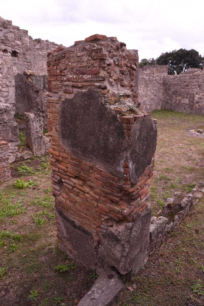 I.4.9 Pompeii. October 2019. Courtyard n, pilaster in north-west corner, with corridor i, on right.
Foto Tobias Busen, ERC Grant 681269 D�COR.
