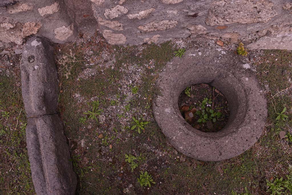 I.4.9 Pompeii. October 2019. Courtyard n, detail of cistern-mouth near east wall.
Foto Tobias Busen, ERC Grant 681269 D�COR.
