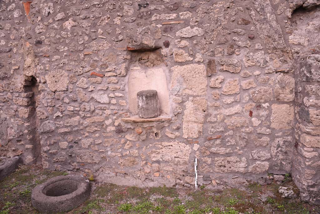 I.4.9 Pompeii. October 2019. Courtyard n, looking towards east wall, with niche.
Foto Tobias Busen, ERC Grant 681269 D�COR.
