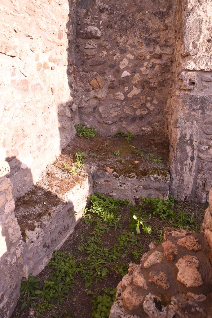 I.4.9 Pompeii. October 2019. Room o, kitchen, hearth/bench in south-east corner.
Foto Tobias Busen, ERC Grant 681269 D�COR.
