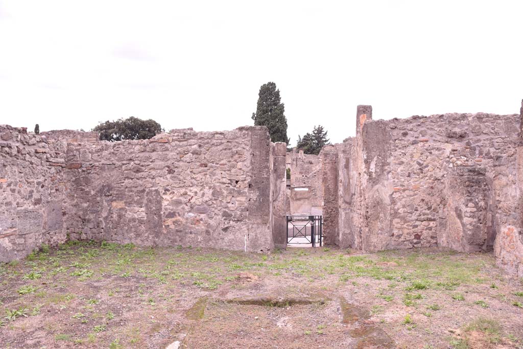 I.4.9 Pompeii. October 2019. Atrium b, looking west across impluvium in atrium.
Foto Tobias Busen, ERC Grant 681269 D�COR.
