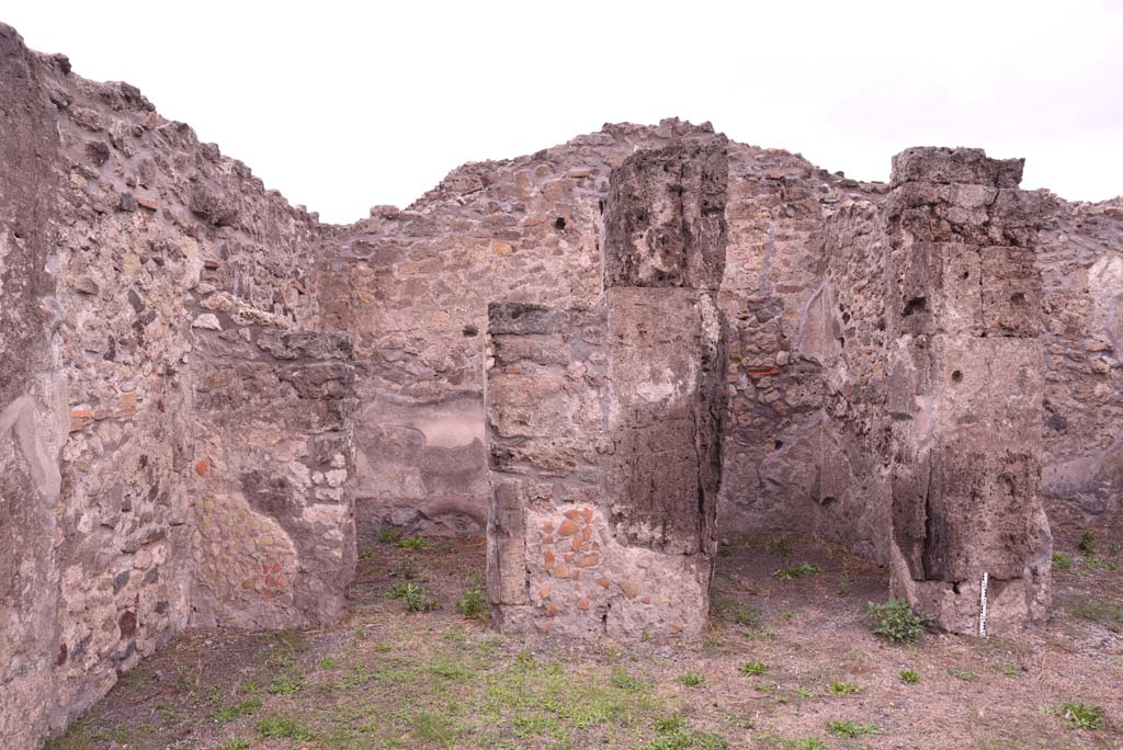 I.4.9 Pompeii. October 2019. Atrium b, north-west corner, with doorway to room c, on left, and room d, centre right.
Foto Tobias Busen, ERC Grant 681269 D�COR.
