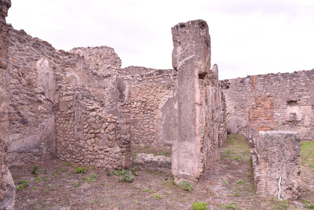 I.4.9 Pompeii. October 2019. Atrium b, north-east corner, ala e, on left, doorway to room f, centre, and corridor i, centre right.
Foto Tobias Busen, ERC Grant 681269 D�COR.
