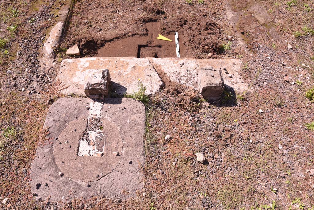 I.4.9 Pompeii. October 2019. Atrium b, looking west from east end of impluvium, with remains of table, and site of cistern-mouth.
Foto Tobias Busen, ERC Grant 681269 D�COR.
