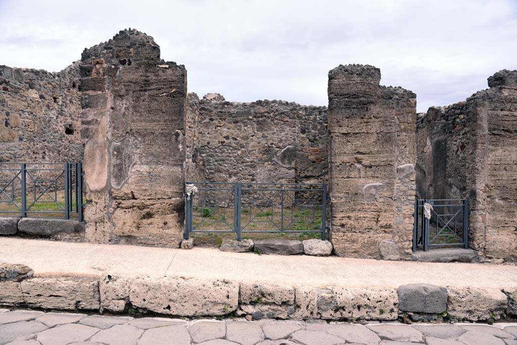 I.4.11, on left, I.4.10, in centre, and I.4.9, on right, Pompeii. October 2019. Looking east towards entrance doorways.     
Foto Tobias Busen, ERC Grant 681269 D�COR.
