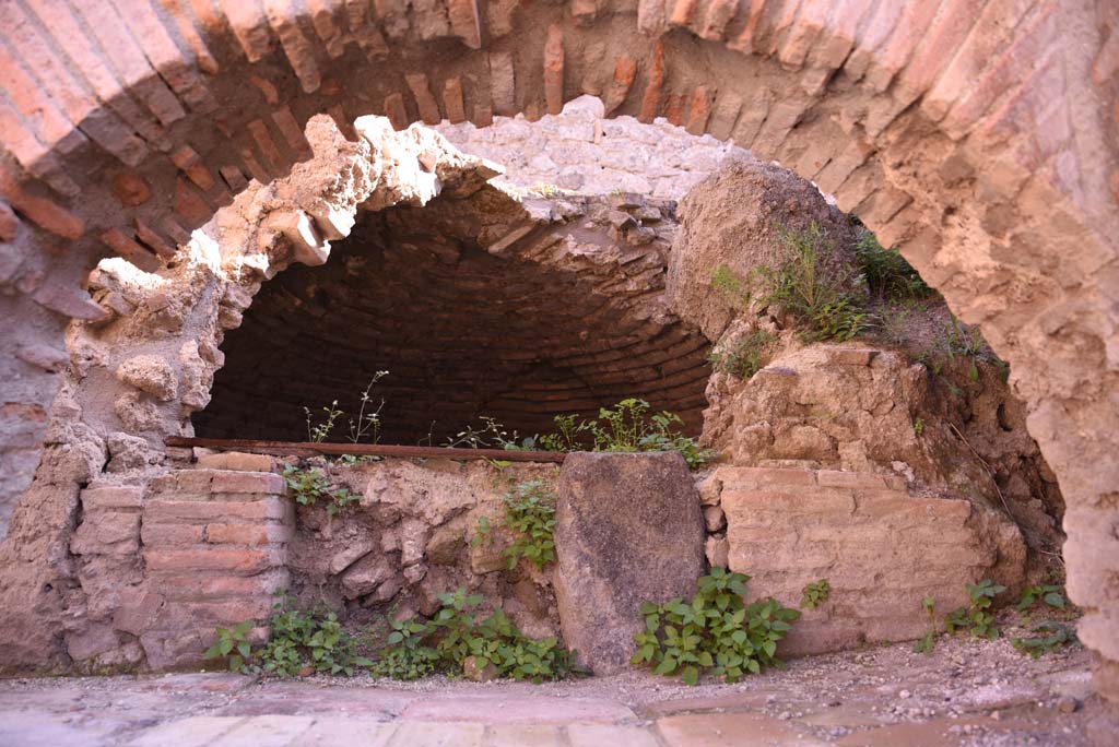 I.4.12 Pompeii. October 2019. Room b, detail of oven interior.
Foto Tobias Busen, ERC Grant 681269 D�COR.
