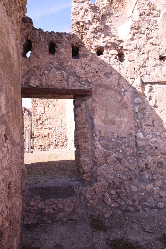 I.4.12 Pompeii. October 2019. Room h, doorway in north wall into shop at I.4.17.
Foto Tobias Busen, ERC Grant 681269 D�COR.
