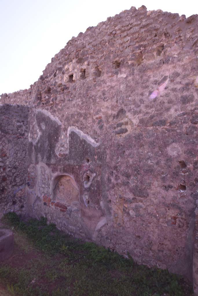 I.4.12 Pompeii. October 2019. Room d, looking east along south wall with arched niche/recess.
Foto Tobias Busen, ERC Grant 681269 D�COR.

