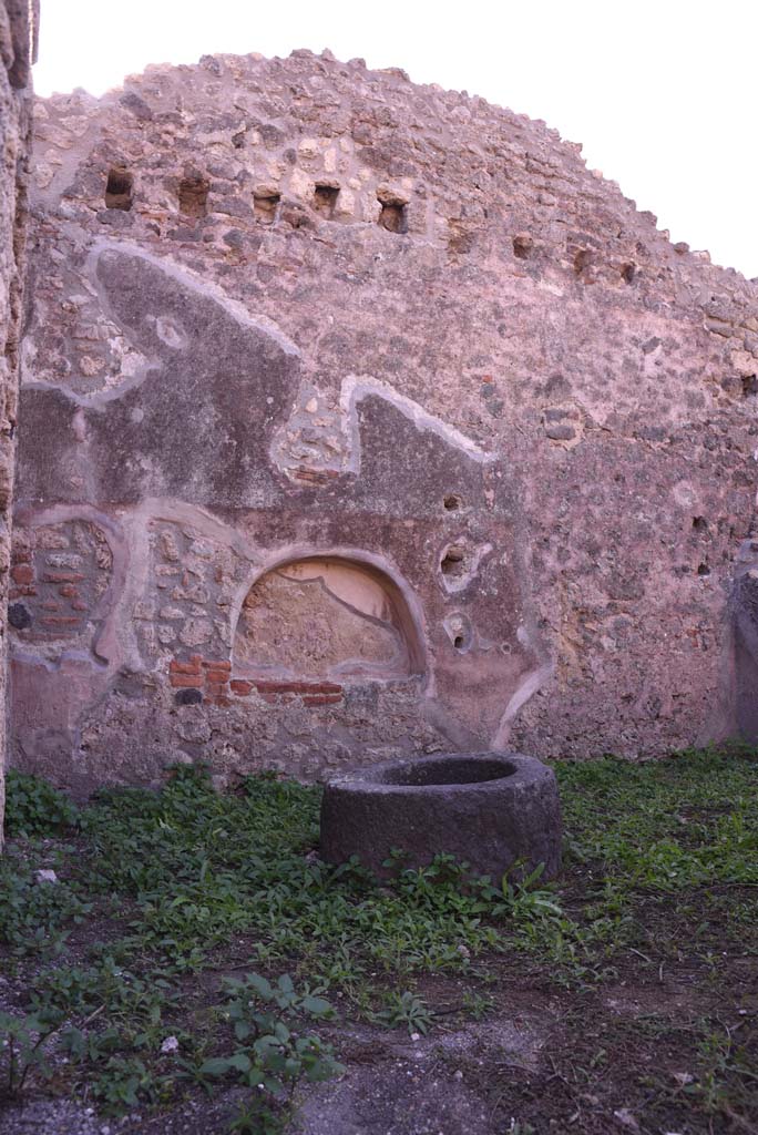 I.4.12 Pompeii. October 2019. Room d, looking towards south wall with arched niche/recess.
Foto Tobias Busen, ERC Grant 681269 D�COR.

