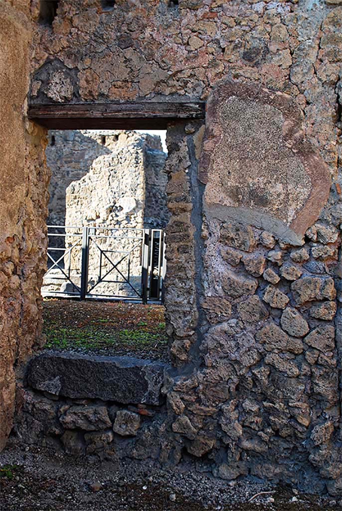 Fig. 14 � Pomp�i, boulangeries I 4, 12 � Porte ouverte au nord de la pi�ce 8. Vue du sud.
Cette porte marque un changement dans la r�partition de la surface du premier �tage. Celui situ� au-dessus de la pi�ce 8 est accessible depuis I 4, 17 par cette porte. Le d�nivel� entre les deux espaces est de 0,40 m.
Clich� : N. Monteix � EFR. Utilisation soumise � CC-BY-NC-SA 4.0
