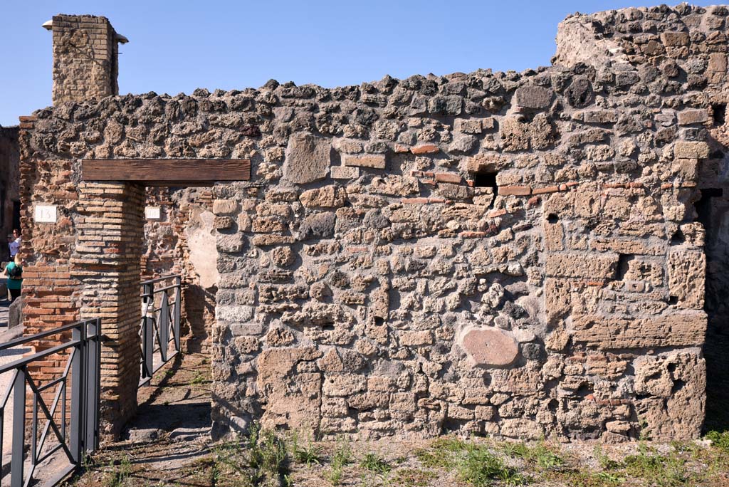I.4.13 Pompeii. October 2019. Room a, detail of north wall with doorway to I.4.14.
Foto Tobias Busen, ERC Grant 681269 D�COR.

