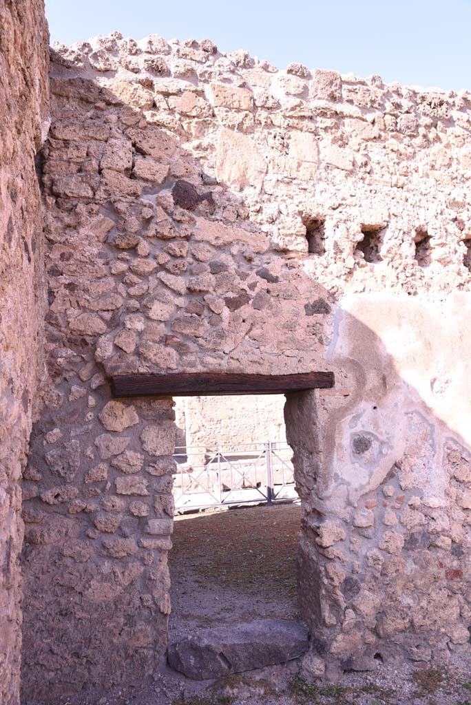 I.4.13 Pompeii. October 2019. Room b, north wall in north-west corner, with doorway to I.4.17.
Foto Tobias Busen, ERC Grant 681269 D�COR.
