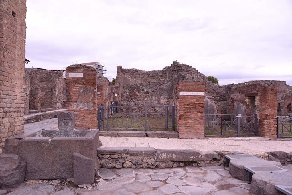 I.4.15 Pompeii. October 2019. Looking east towards entrance doorway at rear of fountain, with I.4.14, on right.
Foto Tobias Busen, ERC Grant 681269 D�COR.

