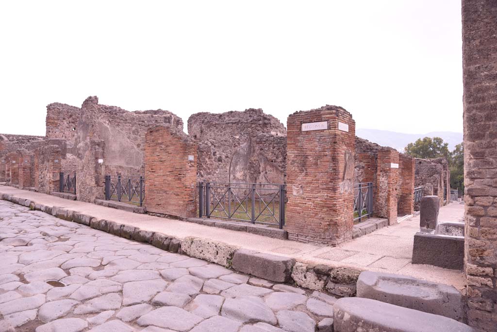 I.4.16 Pompeii, centre right. October 2019. 
Looking south-east at junction of Via dell�Abbondanza, on left, and Via Stabiana, on right.
Foto Tobias Busen, ERC Grant 681269 D�COR.
