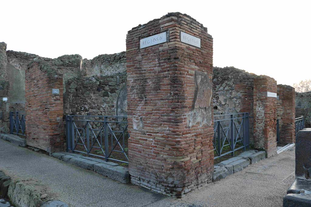 Corner pilaster between I.4.16 on Via dell�Abbondanza, and I.4.15 on Via Stabiana. December 2018. Photo courtesy of Aude Durand.