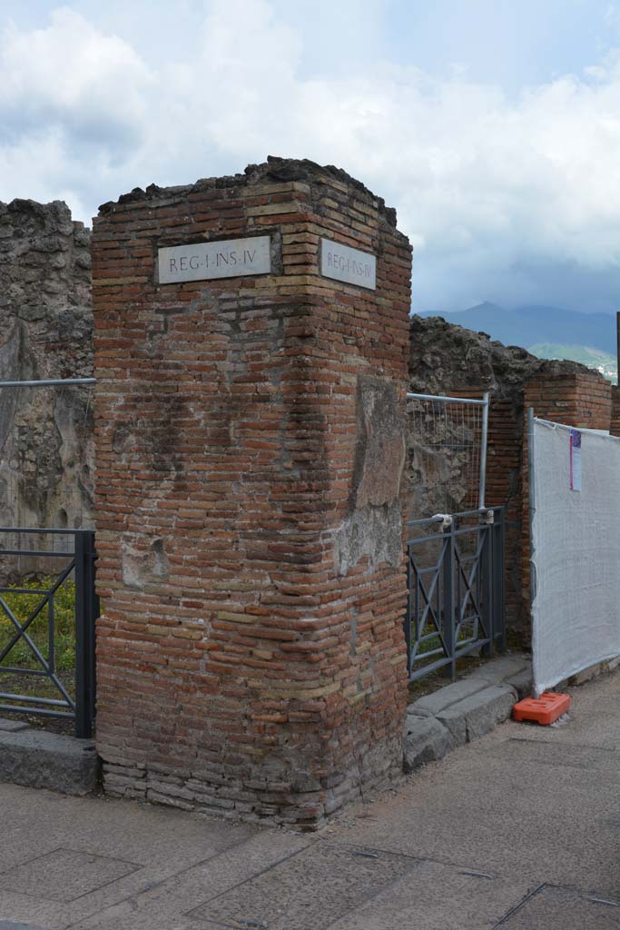 Corner pilaster between I.4.16 on Via dell�Abbondanza, and I.4.15 on Via Stabiana. 
May 2019.
Foto Tobias Busen, ERC Grant 681269 D�COR.
