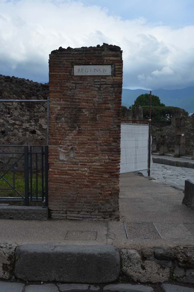 Corner pilaster on west end of I.4.16 on Via dell�Abbondanza, with Via Stabiana, on right. 
May 2019. Looking south. 
Foto Tobias Busen, ERC Grant 681269 D�COR.
