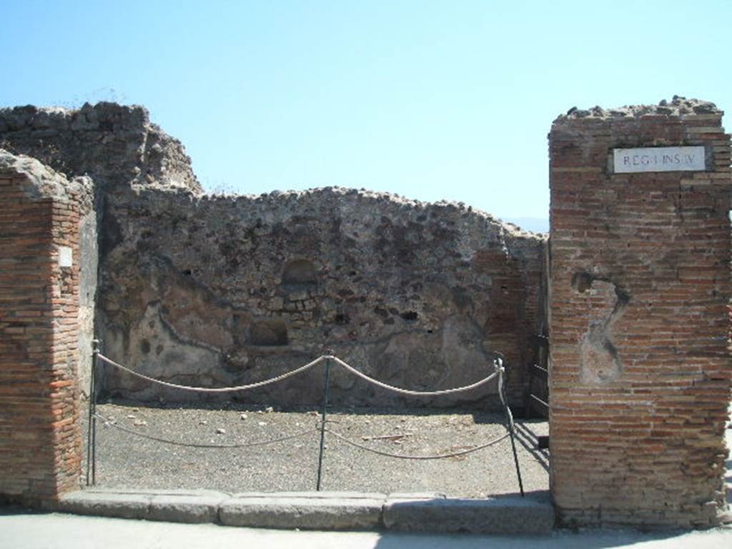I.4.16 Pompeii. May 2005. Looking south at entrance on Via dell�Abbondanza. The linked entrance at I.4.15 on Via Stabiana can be seen on the right, behind the pilaster.
