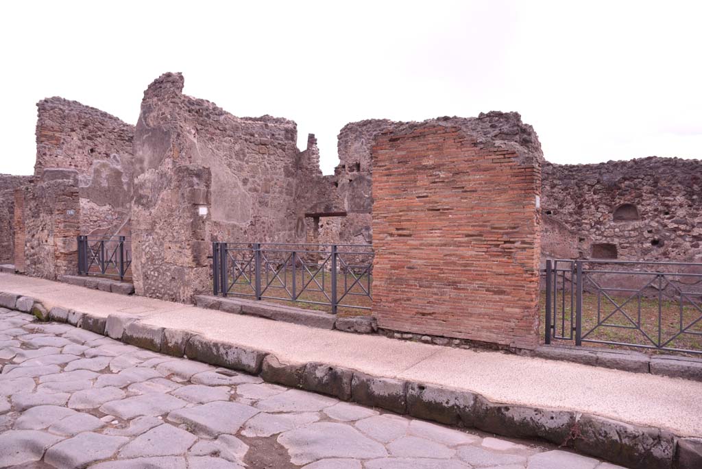 I.4.17 Pompeii, in centre. October 2019. Looking towards entrance doorways, with I.4.18, on left, and I.4.16, on right.
Foto Tobias Busen, ERC Grant 681269 DÉCOR.
