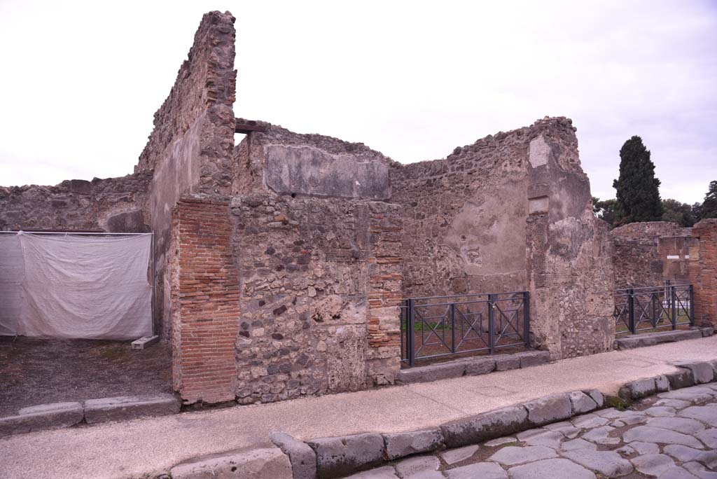 I.4.18, in centre, Pompeii. October 2019. Looking south-west towards entrance doorway. 
Foto Tobias Busen, ERC Grant 681269 D�COR.
