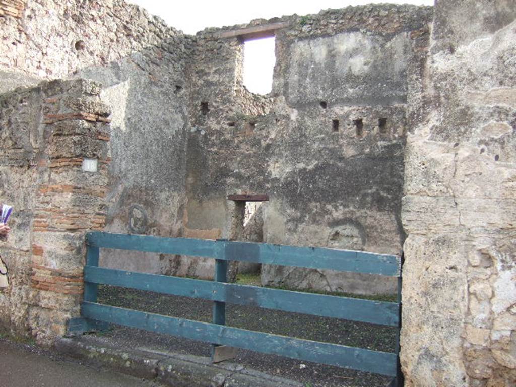 I.4.18 Pompeii. December 2005. Entrance on Via dell�Abbondanza. Looking south.
Della Corte thought this would be the shop and dwelling of the Sabinus that acclaimed his neighbour M. Epidio Sabino, on the right pilaster of I.4.17:
Sabinus dissignator cum plausu facit (part of CIL IV 768, see I.4.17).
See Della Corte, M., 1965.  Case ed Abitanti di Pompei. Napoli: Fausto Fiorentino, p. 255.
