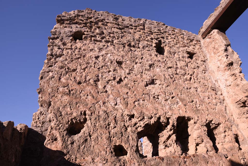 I.4.18 Pompeii. October 2019. Upper west wall, with two rows of holes for support beams for upper floors.
Foto Tobias Busen, ERC Grant 681269 D�COR.
