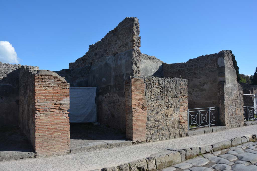 I.4.19, centre left, Pompeii. May 2019. Looking towards upper west wall of shop and rear room.
Foto Tobias Busen, ERC Grant 681269 D�COR.
