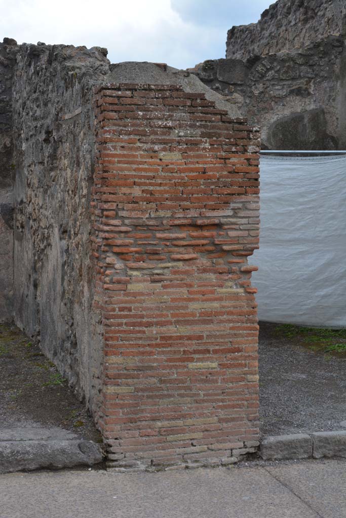 I.4.19 Pompeii. May 2019. Detail of masonry pilaster between I.4.20, on left, and I.4.19, on right.
Foto Tobias Busen, ERC Grant 681269 D�COR.
