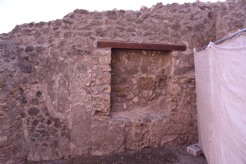 I.4.19 Pompeii. October 2019. Large square niche in east wall of shop.
Foto Tobias Busen, ERC Grant 681269 D�COR.
