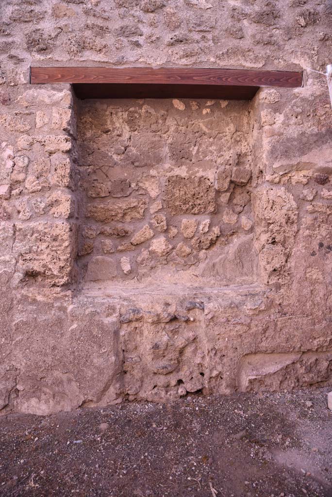 I.4.19 Pompeii. October 2019. Detail of niche in east wall of shop-room.
Foto Tobias Busen, ERC Grant 681269 D�COR.
