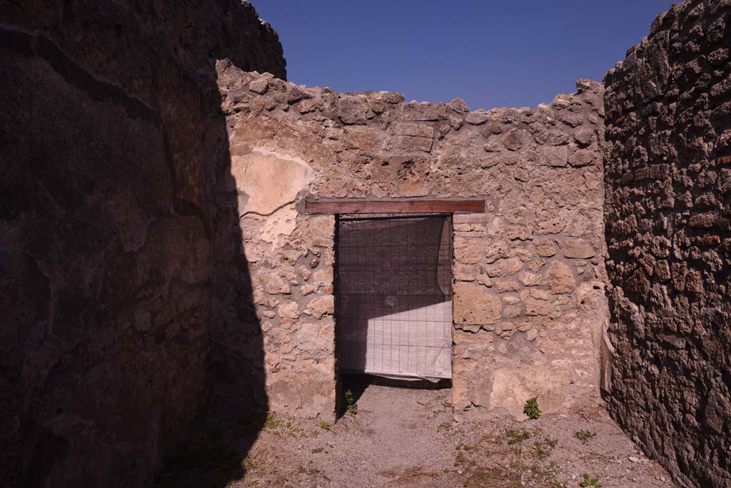 I.4.19 Pompeii. October 2019. North wall of rear room, with doorway into shop-room.
Foto Tobias Busen, ERC Grant 681269 D�COR.
