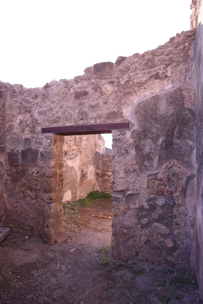 I.4.19 Pompeii. October 2019. South wall of shop-room with doorway to/from rear room.
Foto Tobias Busen, ERC Grant 681269 D�COR.
