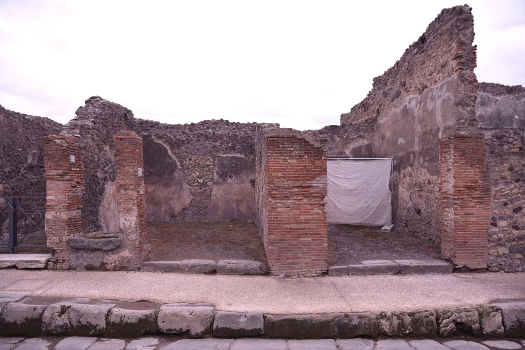 I.4.21, on left, with I.4.20, centre left, and I.4.19, on right, Pompeii. October 2019. 
Entrance doorways on south side of Via dell�Abbondanza.
Foto Tobias Busen, ERC Grant 681269 D�COR.

