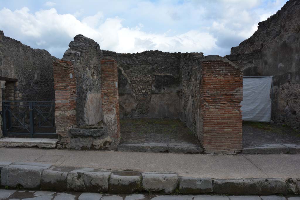 I.4.20, in centre, Pompeii. May 2019. Looking south to entrance doorway.
Foto Tobias Busen, ERC Grant 681269 D�COR.
