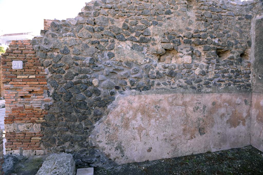 I.4.20/21 Pompeii. October 2019. Looking towards east wall of I.4.21, steps to upper floor, on left, and east wall of I.4.20, on right.
Foto Tobias Busen, ERC Grant 681269 D�COR.

