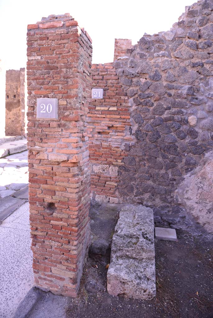 I.4.20/21 Pompeii. October 2019. Looking east in I.4.20, towards base of steps of I.4.21.
Foto Tobias Busen, ERC Grant 681269 D�COR
