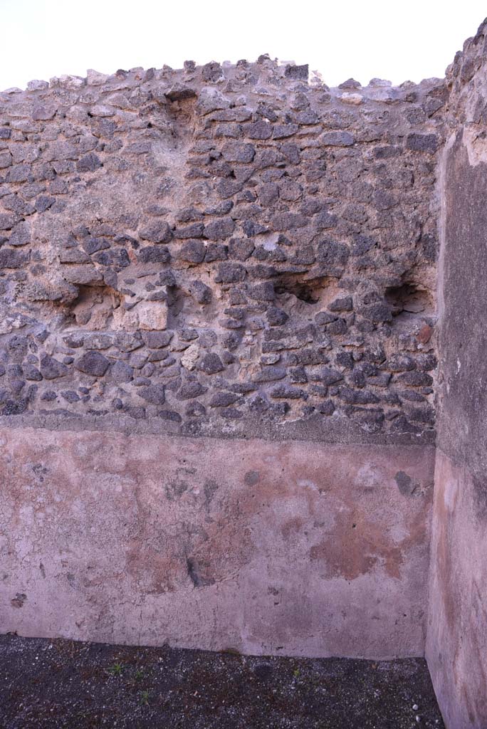 I.4.20/21 Pompeii. October 2019. 
South end of east wall of I.4.20, below, with upper floor of I.4.21, above.
Foto Tobias Busen, ERC Grant 681269 D�COR.
