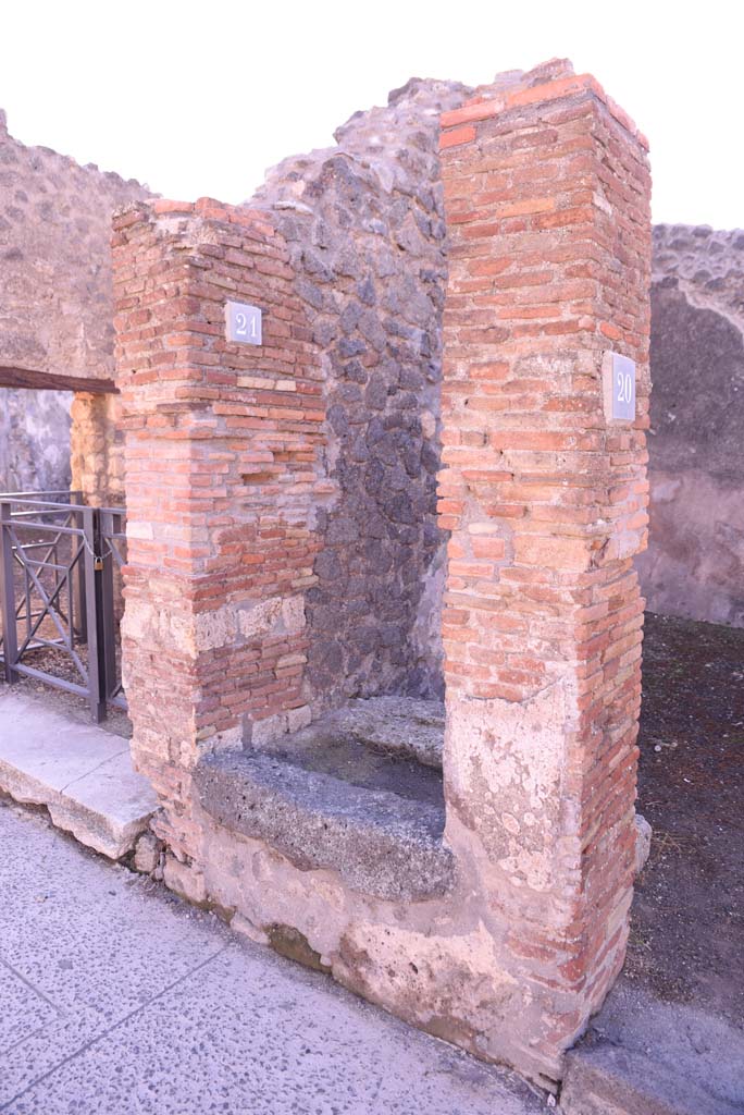 I.4.21/20 Pompeii. October 2019. Masonry pilasters on either side of steps to upper floor.
Foto Tobias Busen, ERC Grant 681269 D�COR
