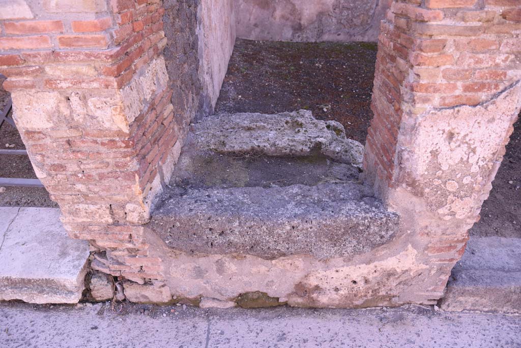 I.4.21 Pompeii. October 2019. Looking south from Via dell�Abbondanza, towards detail of base of steps.
Foto Tobias Busen, ERC Grant 681269 D�COR
